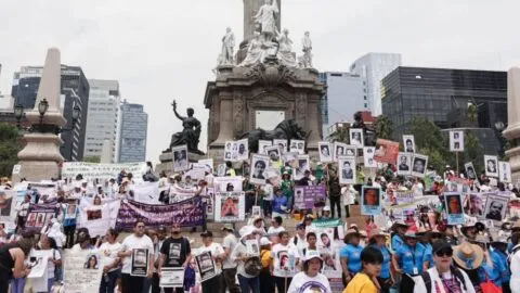 Indignación en CDMX: captan a hombres usando manta de madres buscadoras para cubrirse de la lluvia
