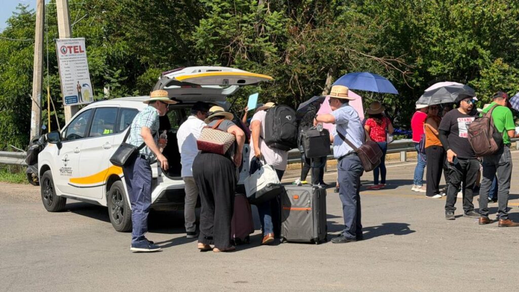 Maestros de la CNTE bloquean otra vez Aeropuerto de Oaxaca.