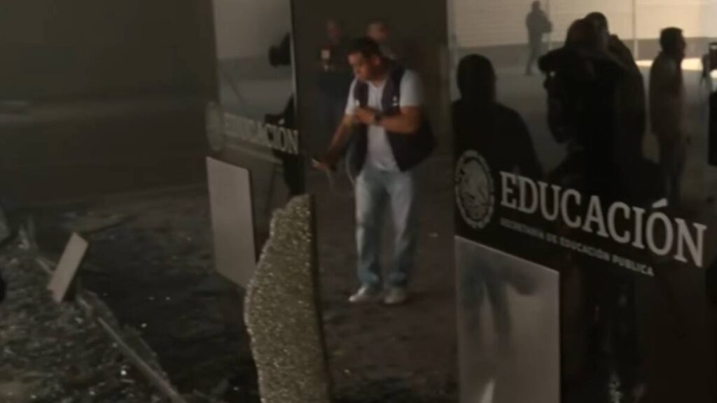 Maestros de la CNTE irrumpen en oficinas de la SEP.