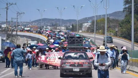 Maestros de la CETEG avanzan al Parador del Marqués y amenazan con bloqueos