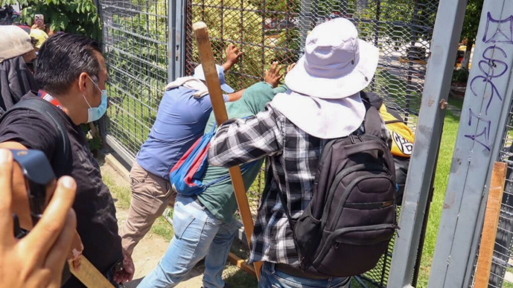 Maestros de la CETEG escalan protesta e irrumpen en el Congreso local causando destrozos