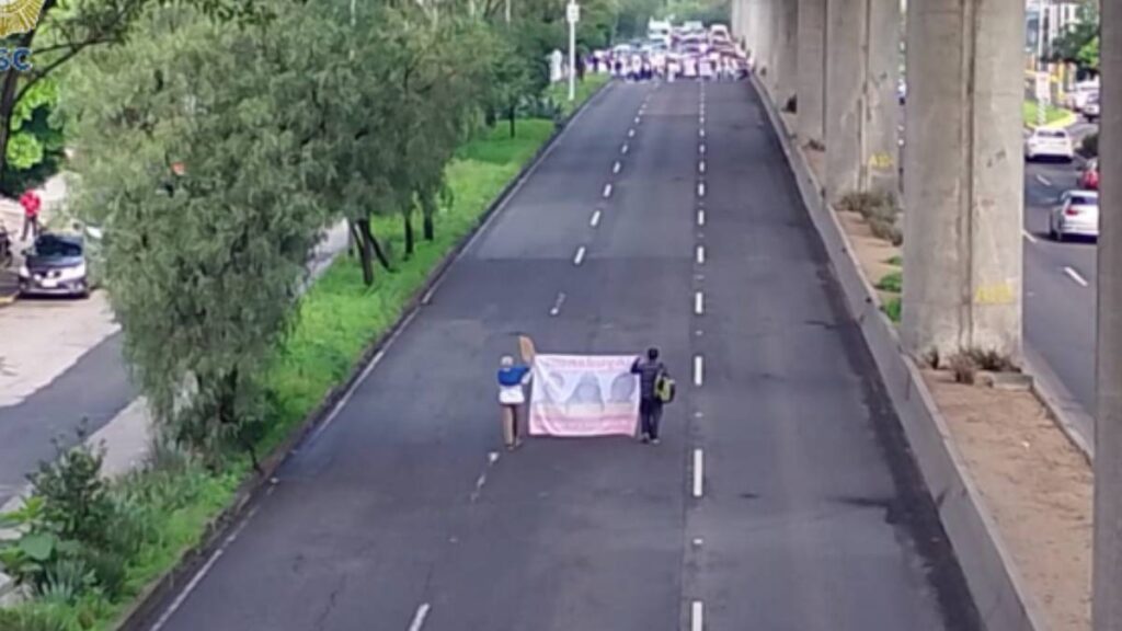 Un deslave, protestas y operativos generan caos vial en el Valle de México.