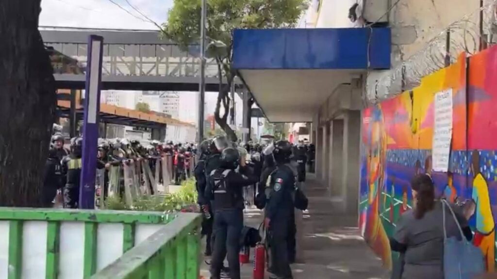 Integrantes del PAEE realizan protesta en Metro Viaducto.