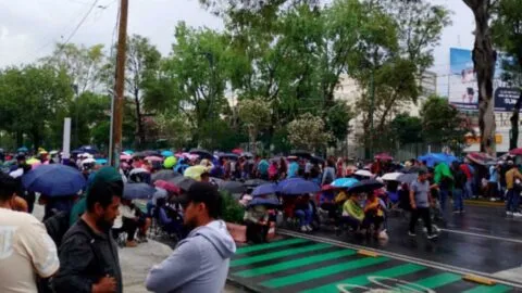 Cerco policiaco frena marcha de la CNTE rumbo al Estadio Ciudad de México