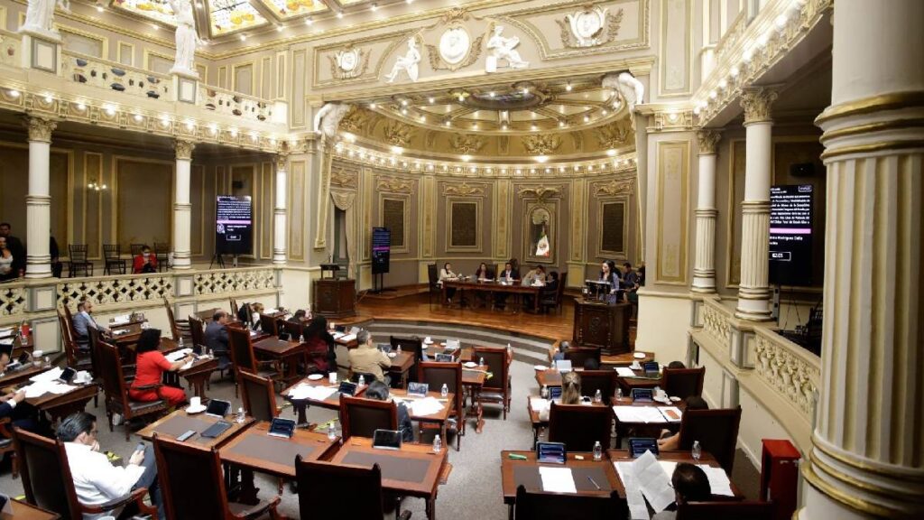 mas-de-23-mil-firmas-llegan-al-congreso-de-puebla-para-frenar-reforma-sobre-identidad-de-genero-en-menores