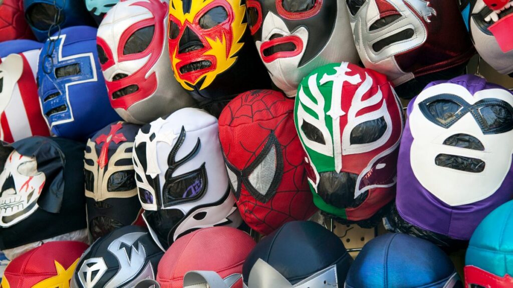 ¡Imágenes sensibles! Pierroth Jr. se desvanece en plena lucha... su rival es el primero en ayudarlo