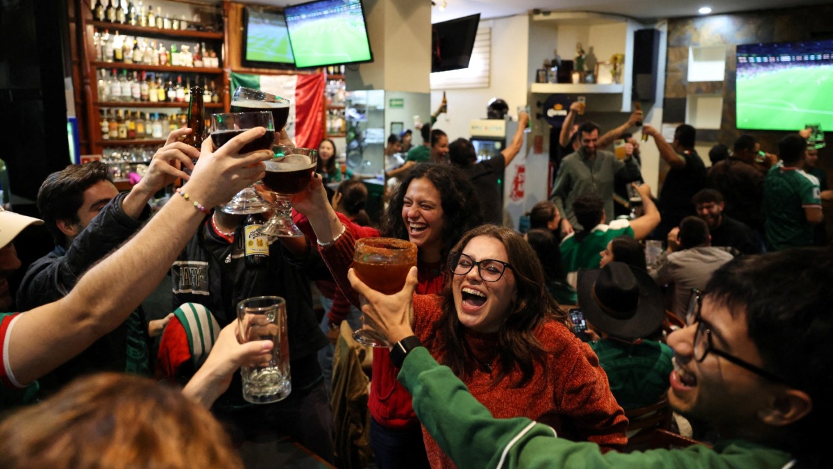 Aficionados de México apoyando a su selección. Foto: Claudia Rosel / AFP