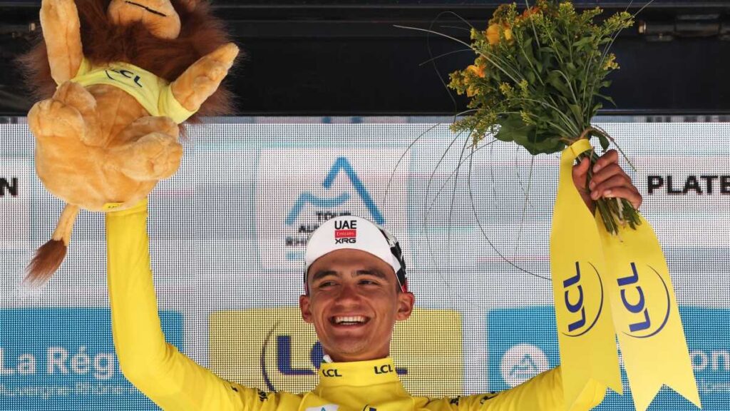 Isaac Del Toro se reivindica en Francia: conquista el Tour Auvernia-Ródano-Alpes y celebra a lo grande