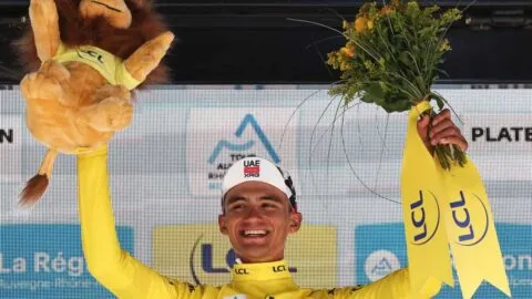 Isaac Del Toro se reivindica en Francia: conquista el Tour Auvernia-Ródano-Alpes y celebra a lo grande