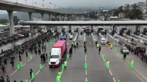 Blindan la México-Cuernavaca tras decomiso de explosivos a normalistas
