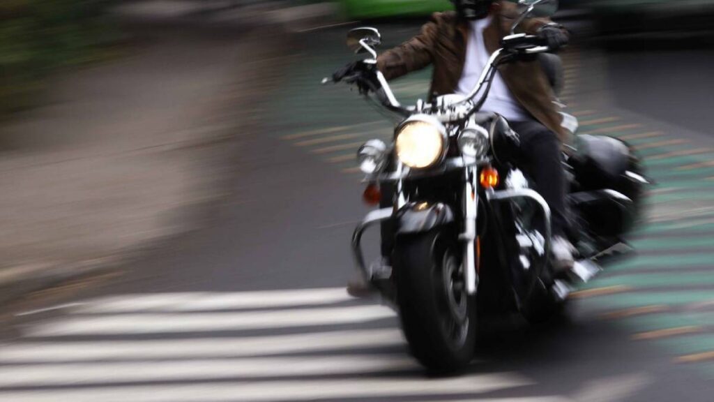 Atropellan y arrastran a motociclista en Coacalco.