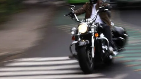 Buscan a conductor que atropelló y arrastró a motociclista casi 20 metros en Coacalco
