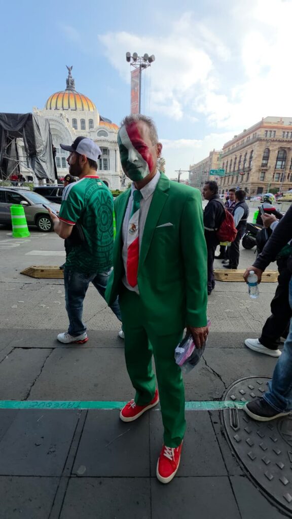 Él es Mario Regalado, mejor conocido como Mr. México