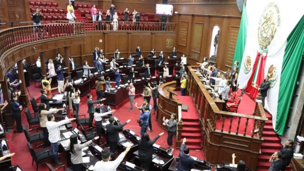 Narcocorrido se escucha en el pleno.