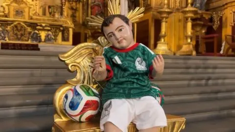 Niño Dios con uniforme del Tri...¡en una Catedral vacía!