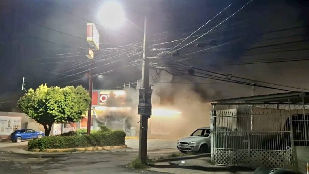 noche-de-terror-en-tabasco-queman-autos-tienda-y-otros-celebran-victoria-de-la-selección-mexicana