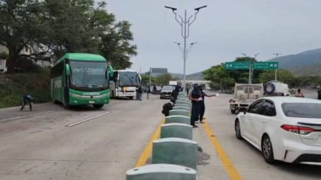 Normalistas de Ayotzinapa bloquean parcialmente la Autopista del Sol
