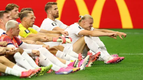 Noruega vence a Costa de Marfil 2-1 y festeja a lo "vikingo" su pase a octavos del Mundial 2026