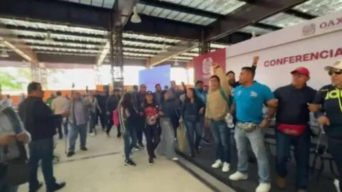 Maestros irrumpen en conferencia del gobernador de Oaxaca
