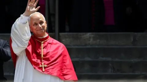 Papa León XIV entra a cabina de avión y bendice al personal en su gira por España