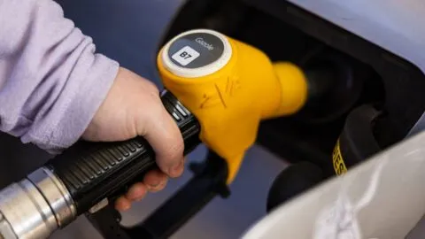 Precio del petróleo se desploma tras acuerdo entre Estados Unidos e Irán