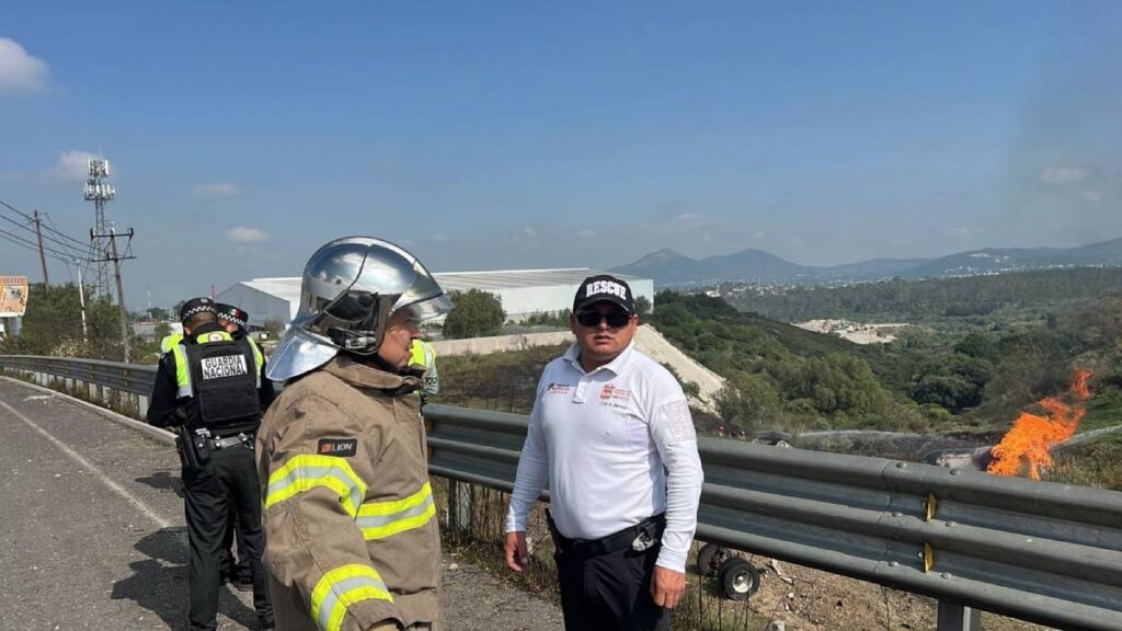 Pipa de gas vuelca en carretera México-Veracruz