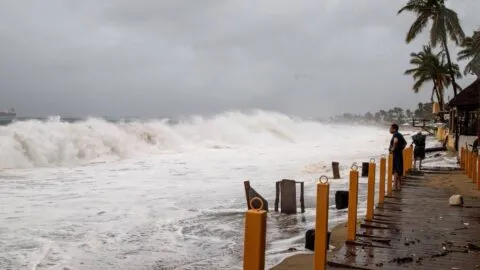 Oleaje mortal en Colima por tormenta Boris deja una mujer fallecida y dos desaparecidos