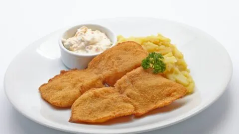 Pechugas empanizadas con papitas fritas: una receta crujiente y fácil de preparar