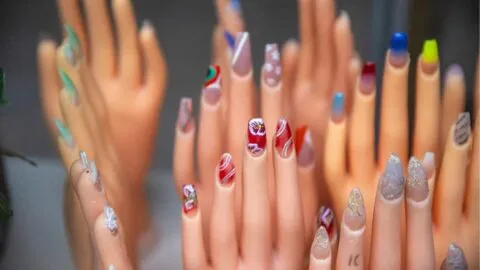 ¿Por qué las latinas están cambiando a uñas cortas y qué significa eso?