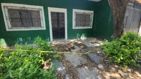 Vecinos descubren combustible en sus pozos de agua en Iguala, Guerrero