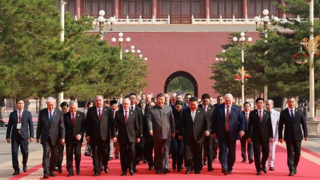 Presidente Xi Jinping y líderes extranjeros caminan hacia la Tribuna de Tian'anmen