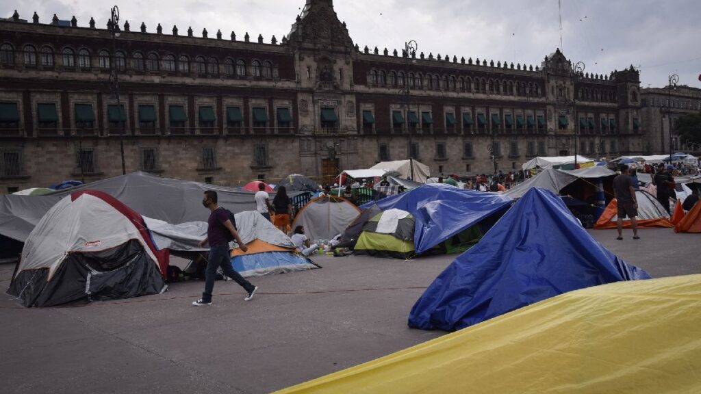 Palntón en Zócalo por adeudo de pagos. Foto: Cuartoscuro
