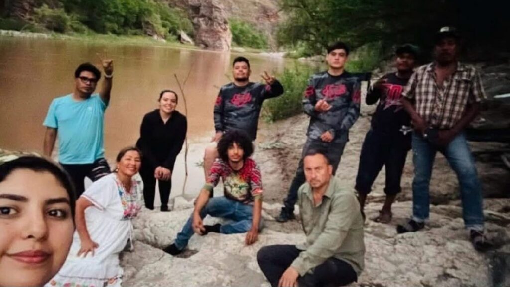 Crecida de río deja atrapados a activistas indígenas en Sonora. Foto: Uno TV