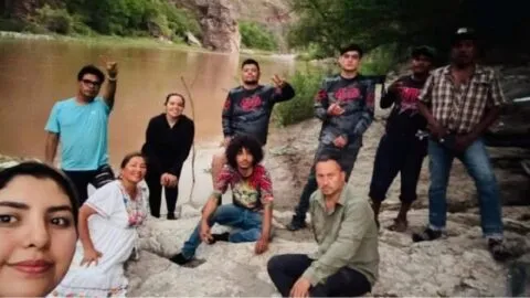 Activistas indígenas esperan rescate aéreo tras quedar atrapados por crecida de río en Sonora