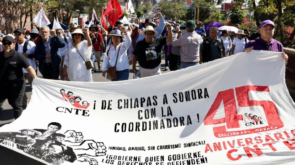 Marcha masiva por la celebración del 45 aniversario de la CNTE. Foto: Cuartoscuro