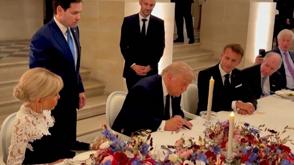 Trump firma acuerdo de paz con Irán en Francia. Foto: Reuters