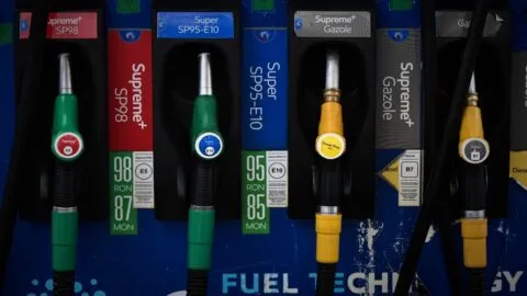 Precio del petróleo cae tras acuerdo entre Estados Unidos e Irán y reapertura de Ormuz