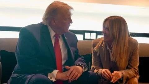 Meloni responde a Trump: “Italia y yo no suplicamos” tras acusación sobre una foto en el G7