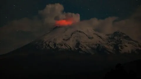 Popocatépetl deja gran fumarola y paisaje con nieve 