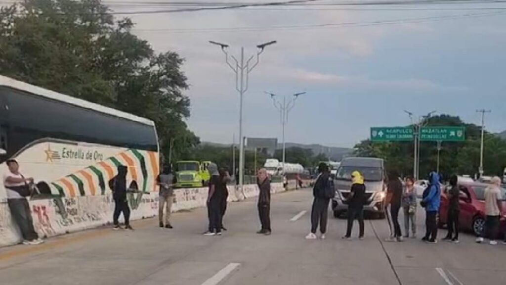 normalistas-ayotzinapa-bloquean-autopista-del-sol-chilpancingo