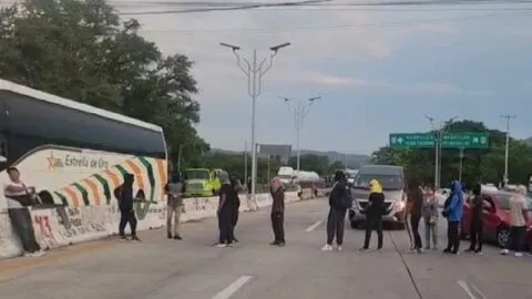 Normalistas de Ayotzinapa bloquean la Autopista del Sol en Chilpancingo