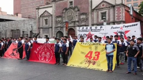 Padres de normalistas de Ayotzinapa encabezan las movilizaciones en CDMX este 26 de junio