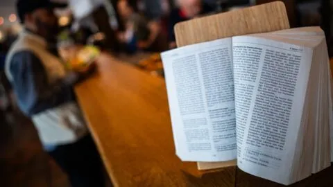 Texas aprueba lecturas obligatorias de la Biblia en escuelas públicas a partir de 2030