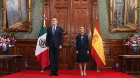 Rey Felipe VI llega a México; Sheinbaum lo recibe en Palacio Nacional