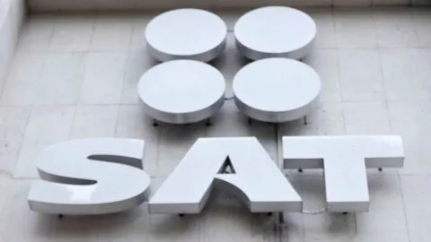 SAT puede bloquear cuentas bancarias, seguros e inversiones: estos son los casos previstos en el CFF