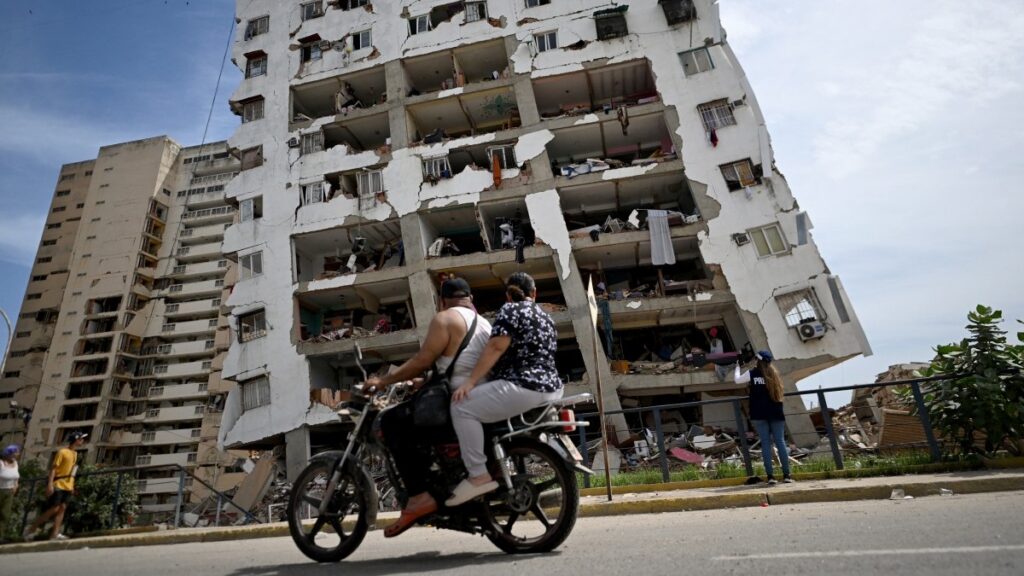 Venezuela registró dos sismos que dejaron edificios colapsados. Foto: AFP
