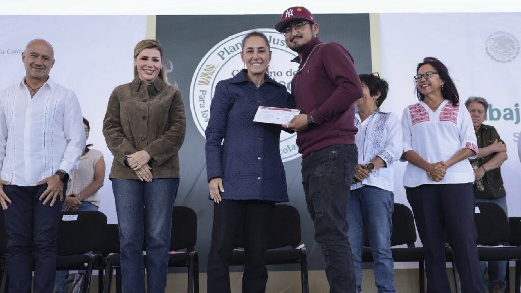Sheinbaum entrega 36 mil apoyos para vivienda en San Quintín. Foto: Uno TV