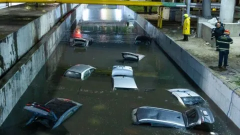 Auto inundado por las lluvias: descubre si tu aseguradora responderá por los daños 