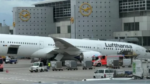 Incidente en aeropuerto de Frankfurt deja heridos tras colapso de un Boeing 787