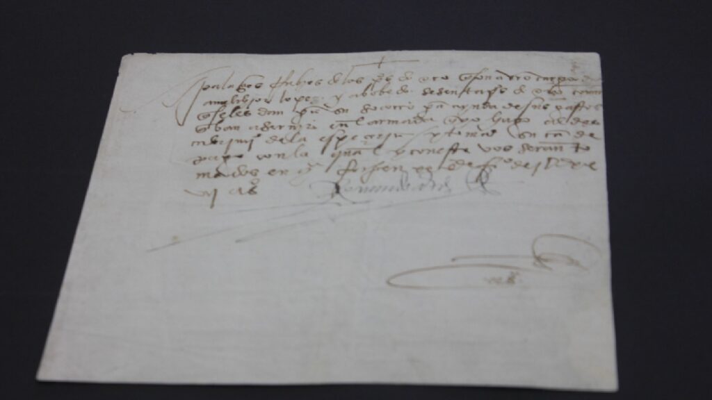 México recupera documento de 1527 firmado por Hernán Cortés. Foto: SRE